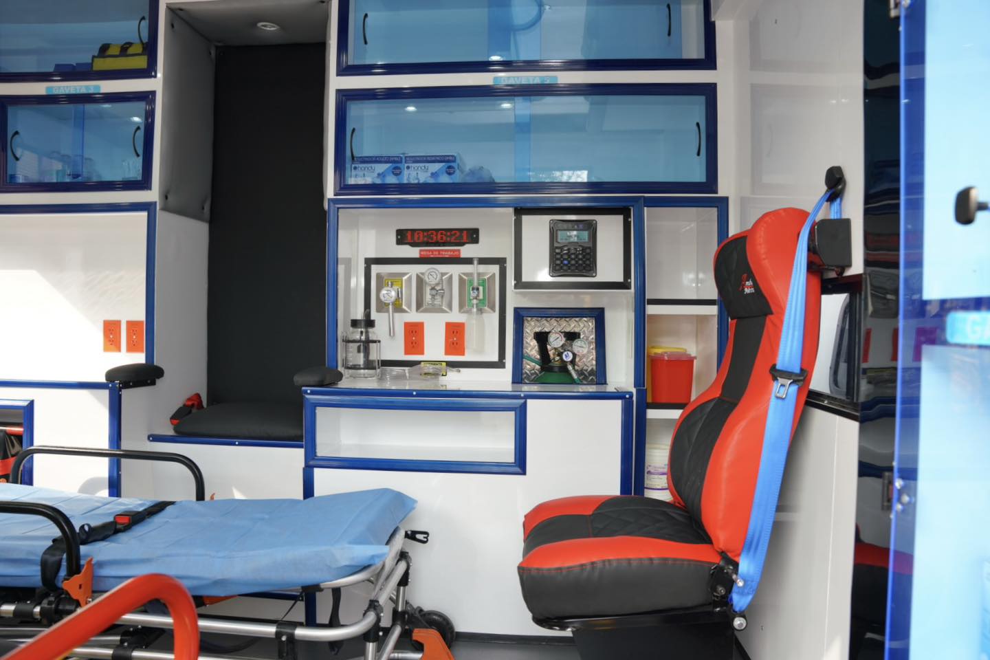 Panel de control gavetas mdicas y reas de atencin dentro de una ambulancia nueva oficialmente entregada