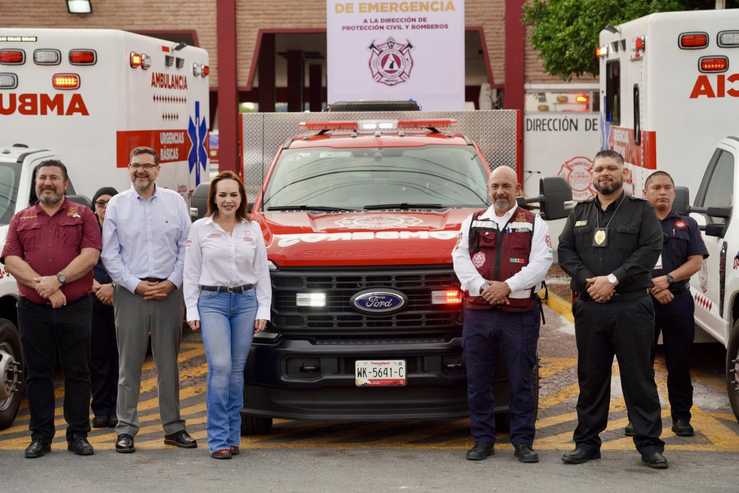 Presentacin de la unidad Fast Attack y vehculos de emergencia junto a autoridades municipales en Nuevo Laredo