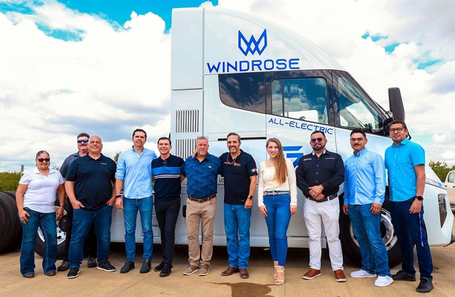 Equipo de GreenSpace frente a camin elctrico Windrose R700 en presentacin oficial