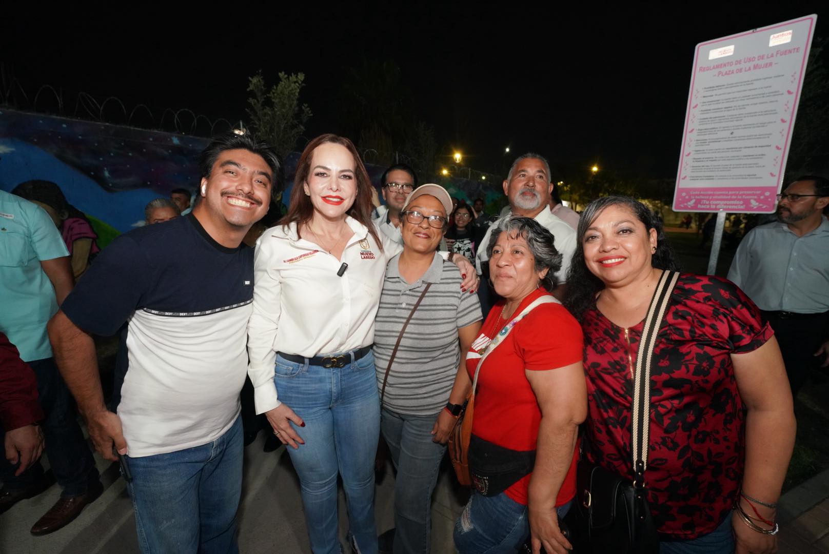 Carmen Lilia Canturosas convive con vecinas y vecinos durante la apertura de la Plaza de la Mujer en Nuevo Laredo