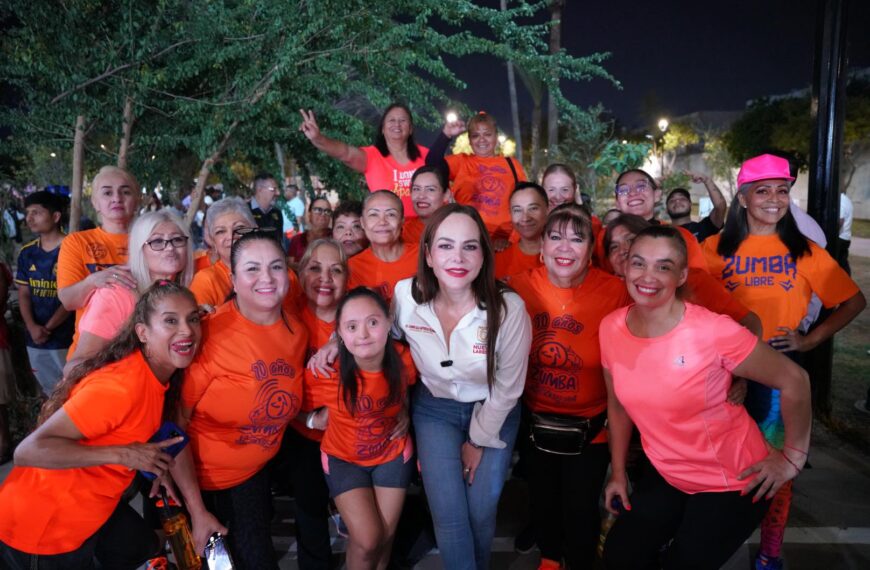 Grupo de mujeres y niñas de la colonia Concordia posando en la nueva Plaza de la Mujer en Nuevo Laredo.