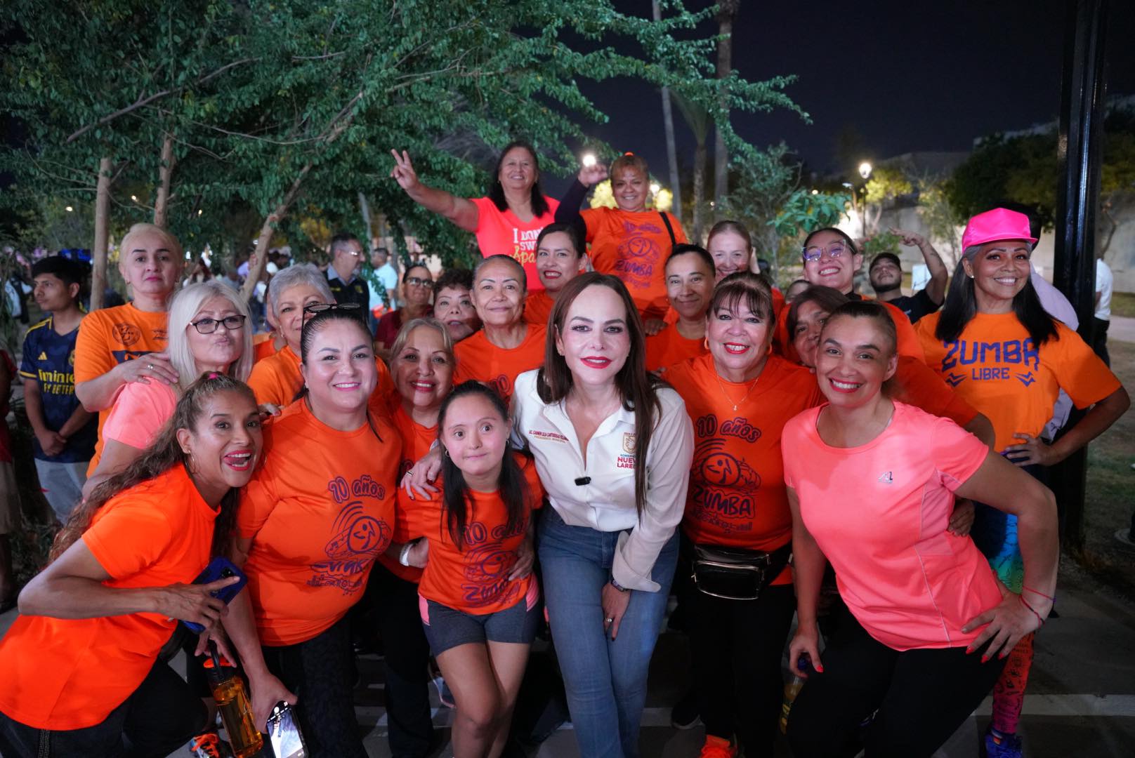 Grupo de mujeres y nias de la colonia Concordia posando en la nueva Plaza de la Mujer en Nuevo Laredo