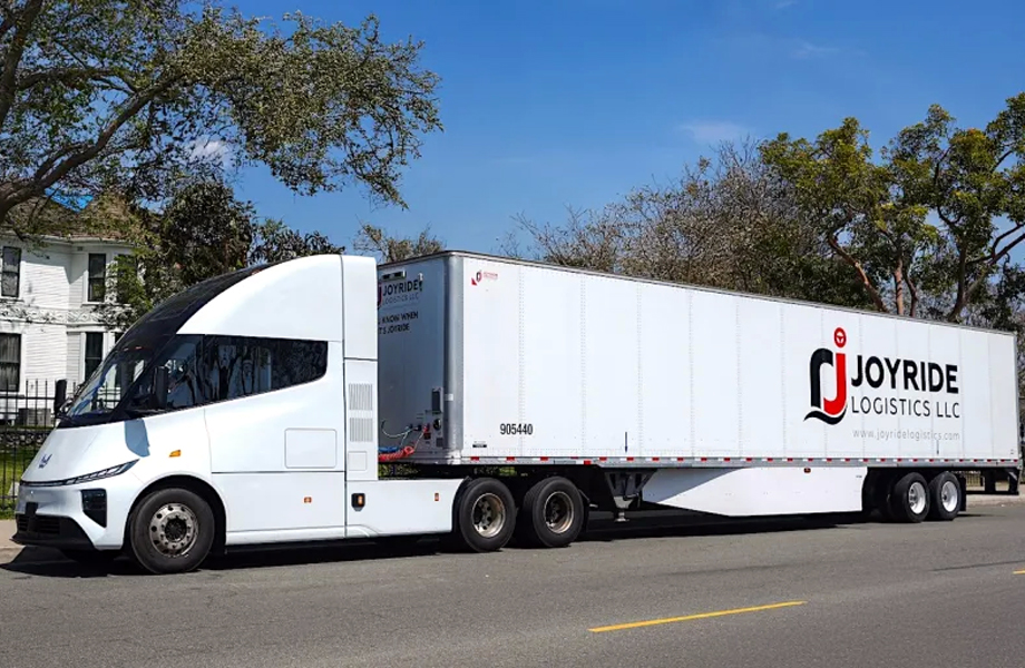 Camin elctrico Windrose R700 con remolque Joyride Logistics durante operacin de prueba