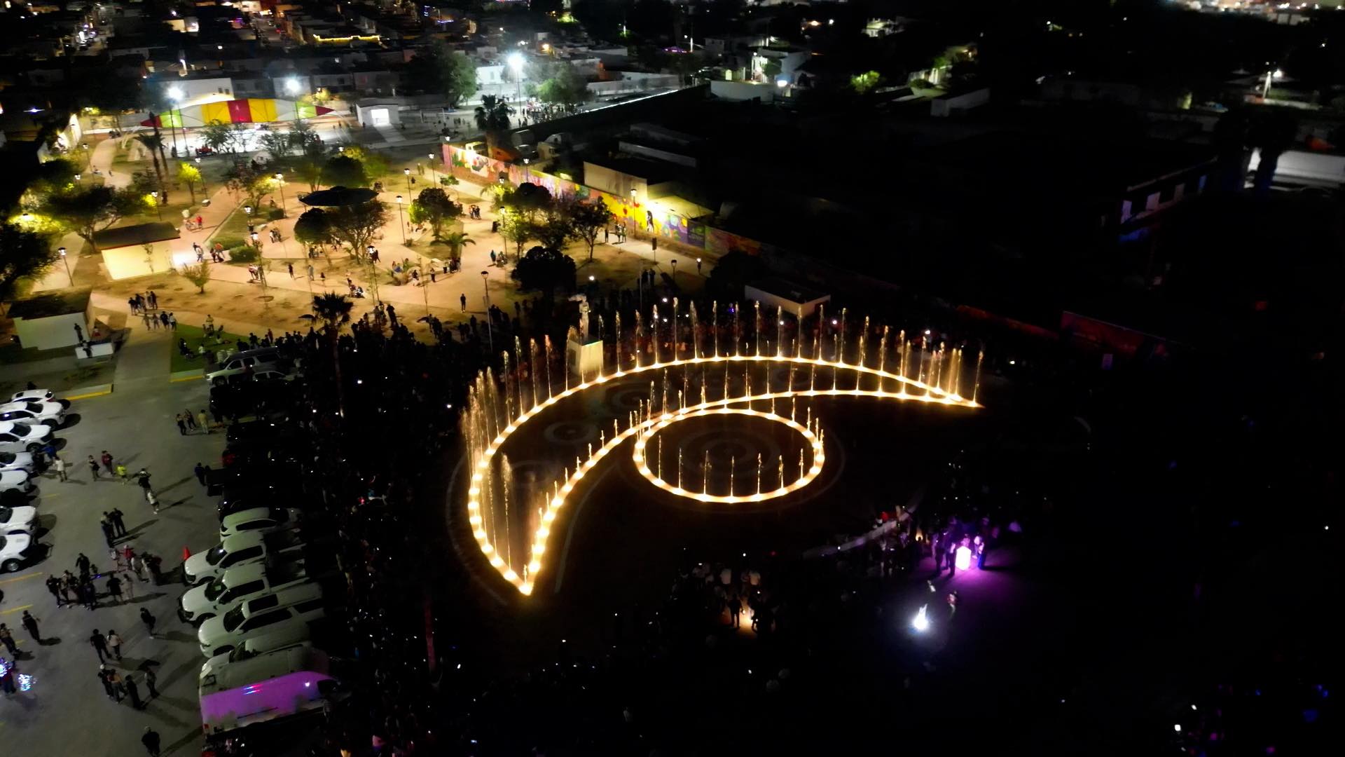 Fuente danzante iluminada en forma de espiral en la Plaza de la Mujer en Nuevo Laredo captada desde dron