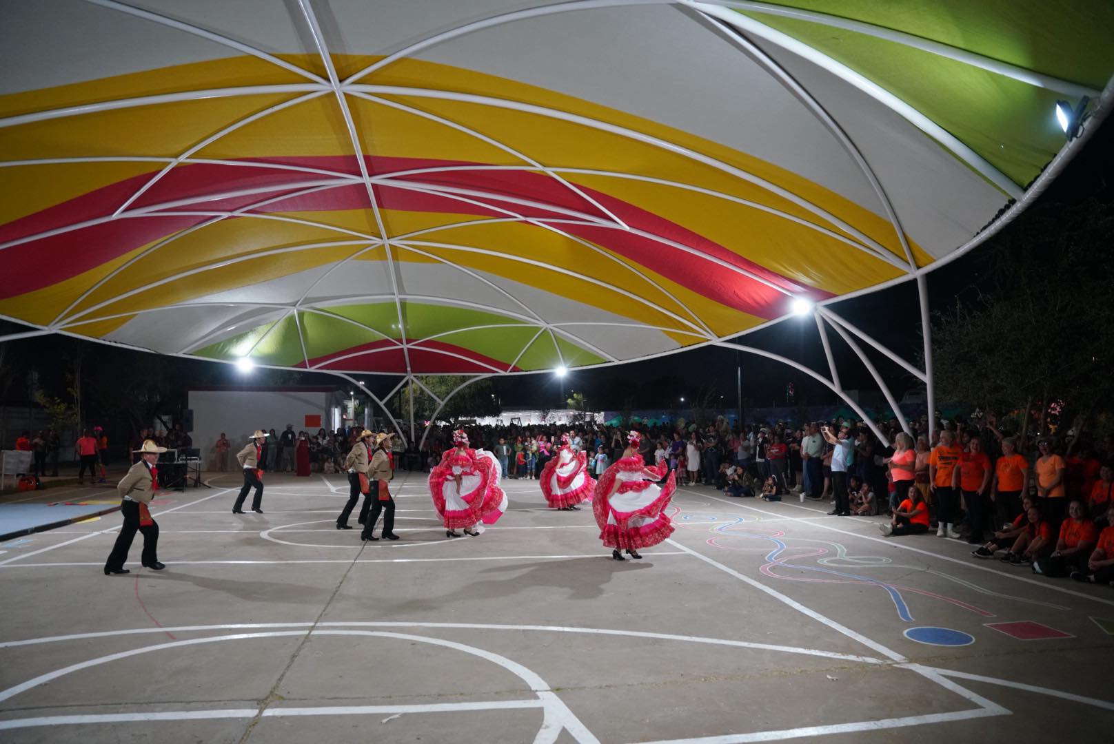 Grupo de baile folclrico presentndose bajo la techumbre multicolor de la Plaza de la Mujer en Nuevo Laredo