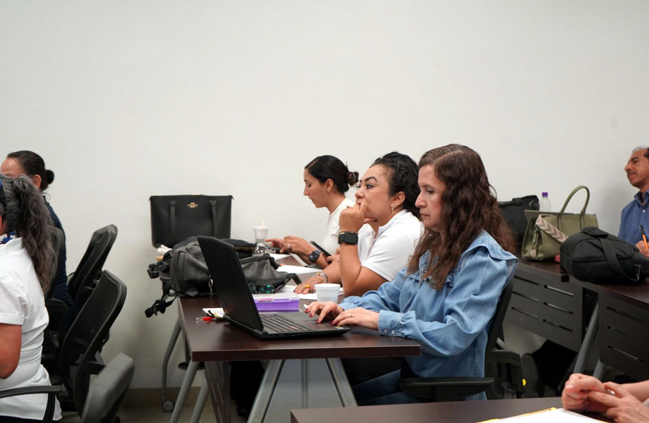 Docentes de la Escuela Normal Cuauhtmoc de Nuevo Laredo participan en la primera sesin del curso Beneficios de la Mentora en el Desarrollo de Lderes impartido por el CRETAM en Ciudad Victoria
