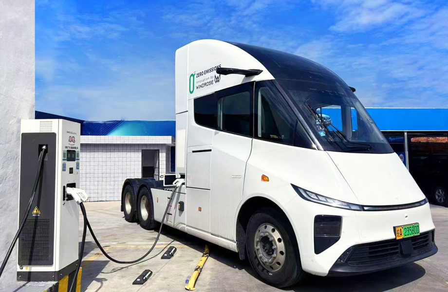 Camión eléctrico Windrose R700 recargando en estación ultrarrápida.
