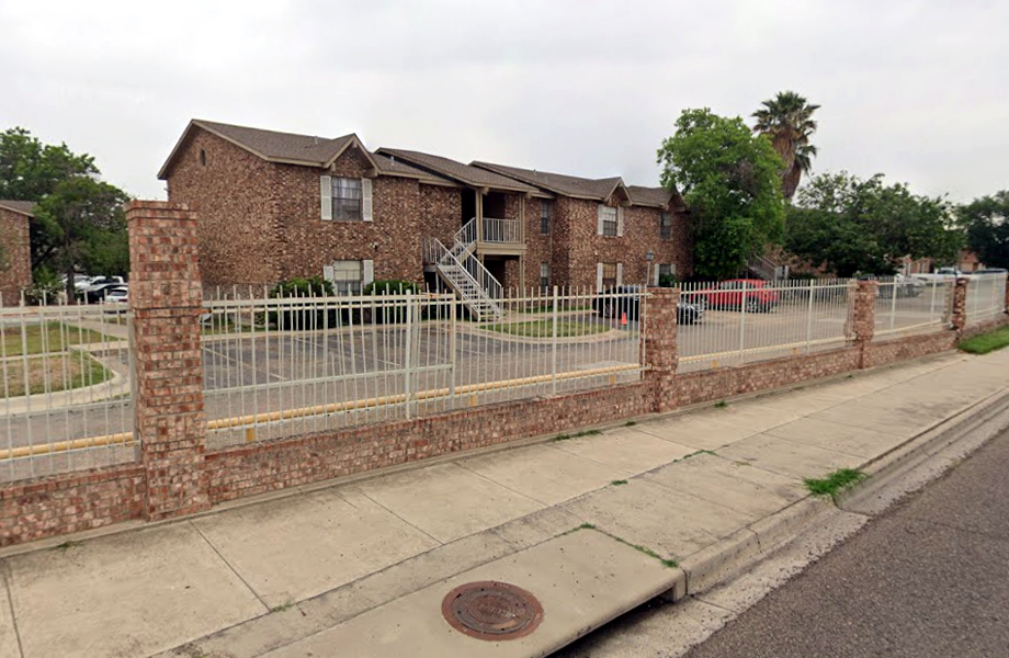 Complejo de departamentos en East Calton Road en Laredo Texas donde un hombre fue arrestado tras una discusin domstica que involucr un arma de fuego