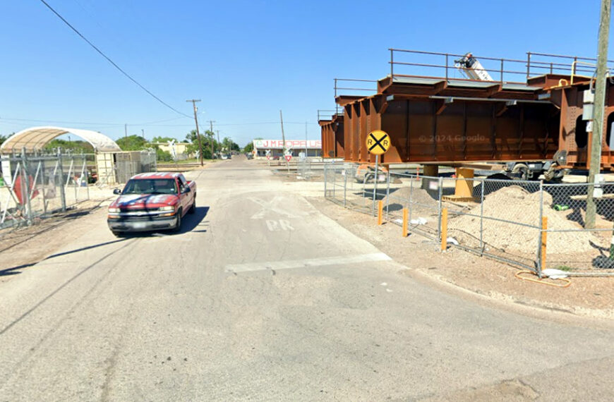 Cruce ferroviario en Santa Isabel Avenue, Laredo, donde ocurrió el accidente que dejó a una mujer gravemente herida.