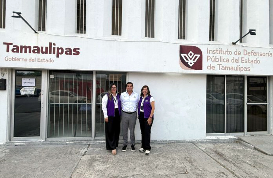 Edificio del Instituto de Defensora Pblica del Estado de Tamaulipas en Nuevo Laredo con personal frente a la entrada principal