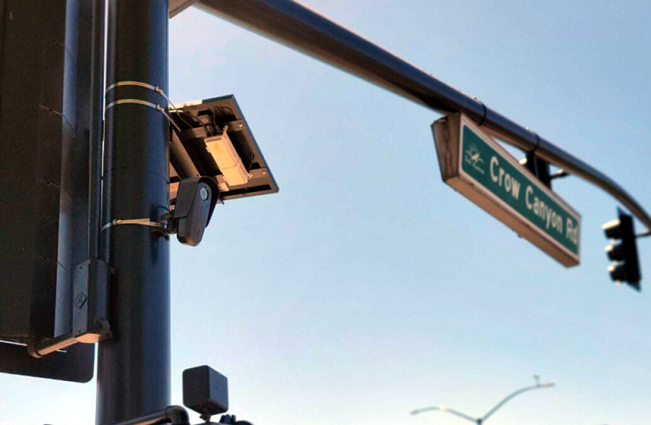 Cmara lectora de placas instalada en un semforo para monitoreo de vehculos en una interseccin