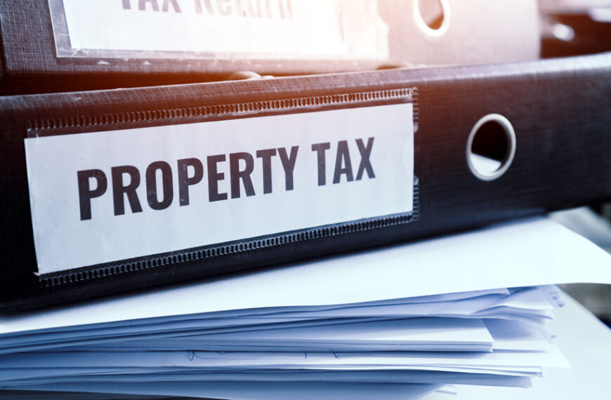 Documentos y archivo con etiqueta Property Tax que representa el impuesto predial en Texas