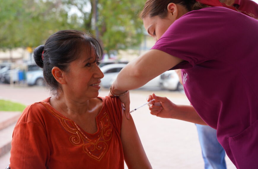 Mantiene el gobierno municipal jornada de vacunación contra la influenza en todas las clínicas UNE