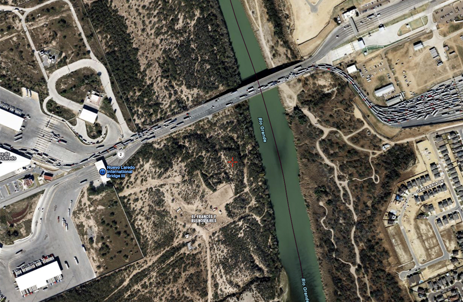 Vista area del Puente III sobre el Ro Bravo con operacin normal y flujo continuo de camiones