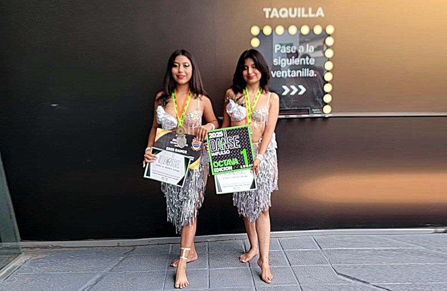 Bailarinas del Taller de Danza rabe mostrando diplomas y medalla de Plata en Inter Monterrey Dance