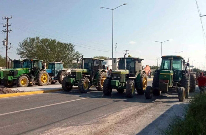 Fila de tractores bloqueando una carretera en Tamaulipas durante una protesta de campesinos que exigen precios justos para el grano.