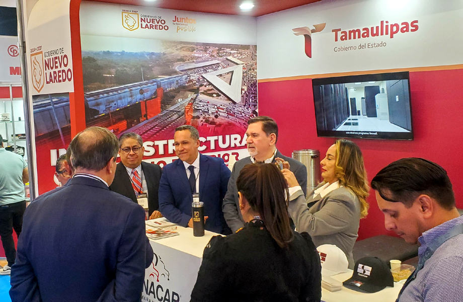 Autoridades de Nuevo Laredo dialogan con representantes del sector transporte en Expo Guadalajara