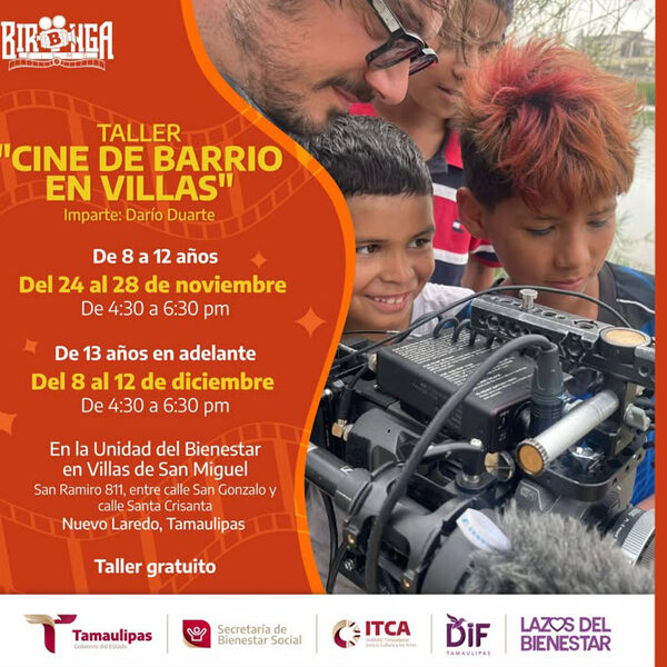 Niños y jóvenes de Villas de San Miguel aprendiendo a usar una cámara en el taller Cine de Barrio en Villas