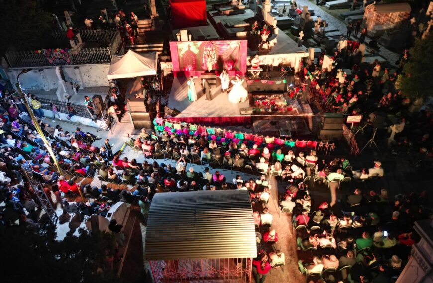 Color, música y tradición iluminaron los panteones municipales en Día de Muertos