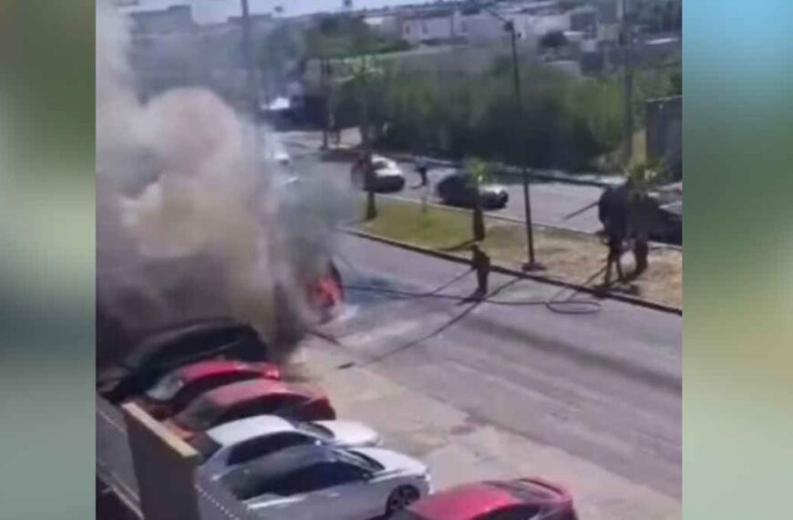 Se incendia una camioneta frente al ICEST y causa pánico entre estudiantes