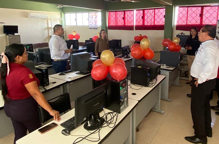 Inauguran plaza comunitaria que atenderá a mayores de 15 años para terminar su educación básica