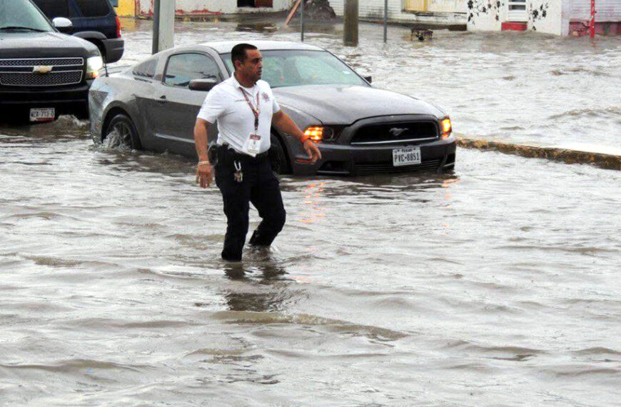 Sorprende tormenta y afecta calles y pasos a desnivel en Nuevo Laredo