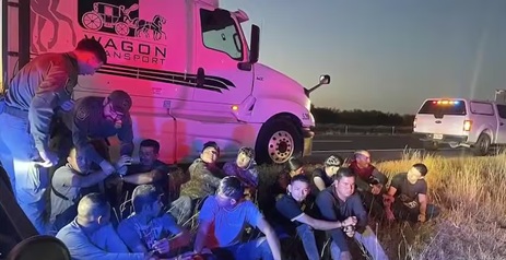 Detienen a 16 migrantes tras persecución en la carretera 35 al norte de Laredo