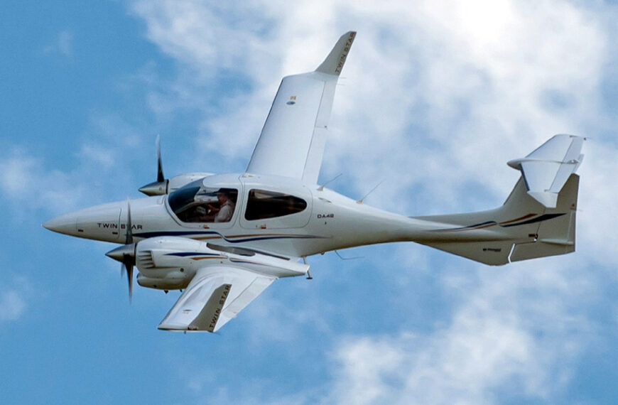 Avión Diamond DA42 Twin Star en vuelo, similar al que cubría la ruta Laredo Texas–Cabo San Lucas