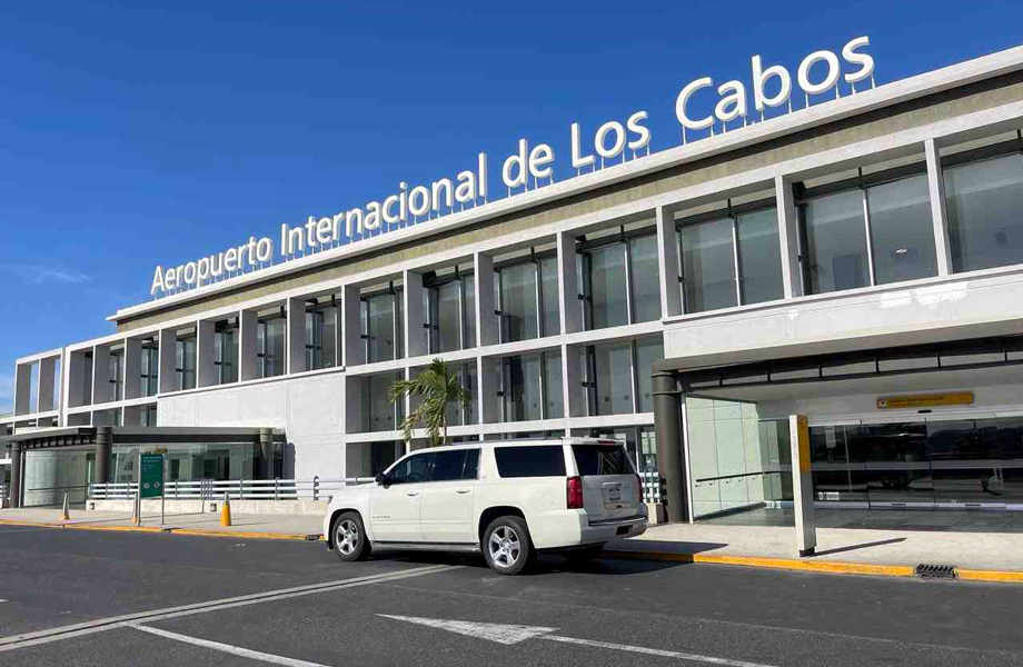 Fachada principal del Aeropuerto Internacional de Los Cabos en Baja California Sur