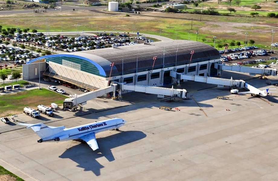 Vista area del Aeropuerto Internacional de Laredo Texas con aviones en la plataforma