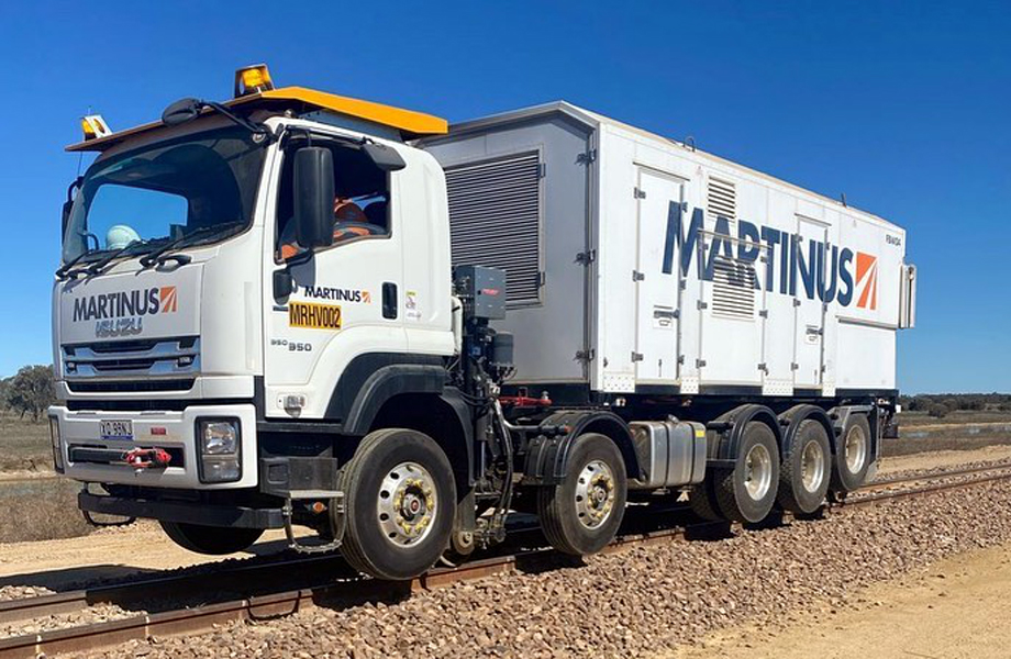 Camin especializado de la empresa Martinus circulando sobre la va frrea durante trabajos de rieles