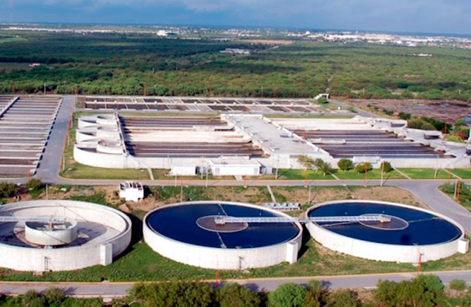 Vista area de la planta tratadora de aguas residuales PITAR en Nuevo Laredo con tanques circulares y lagunas de tratamiento rodeadas de vegetacin