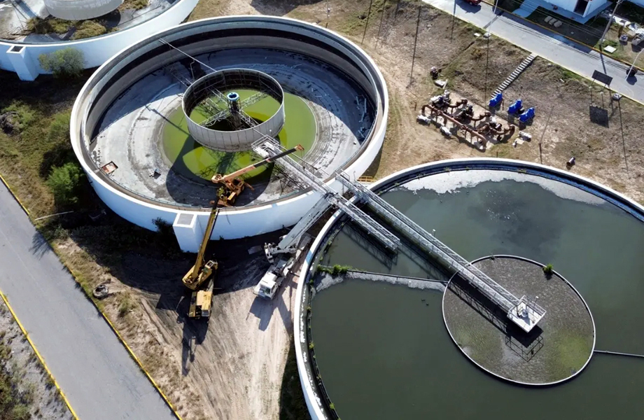 Detalle de los tanques circulares de la planta PITAR en rehabilitacin con maquinaria trabajando sobre las estructuras de tratamiento