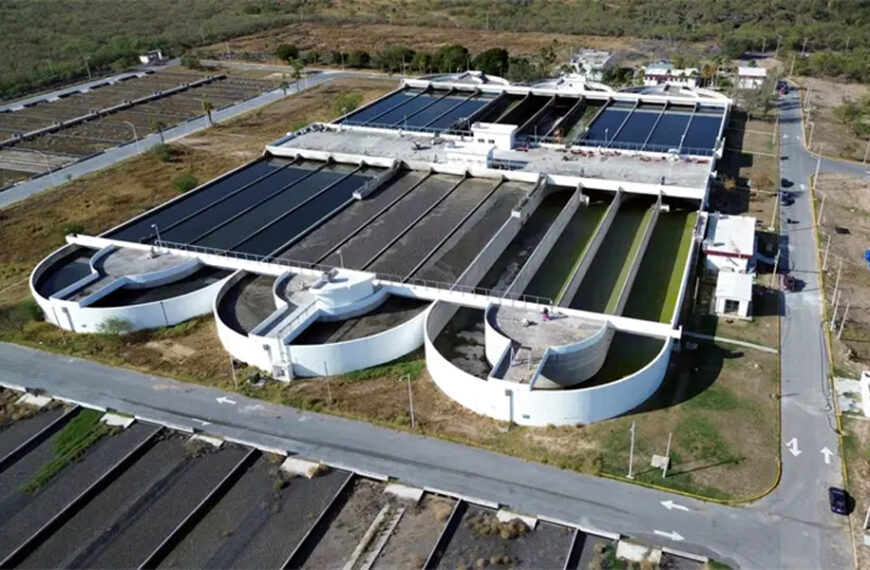 Vista superior del “filtro gigante” de Nuevo Laredo, mostrando los canales de sedimentación y los tanques blancos donde se limpia el drenaje antes de ir al Río Bravo.