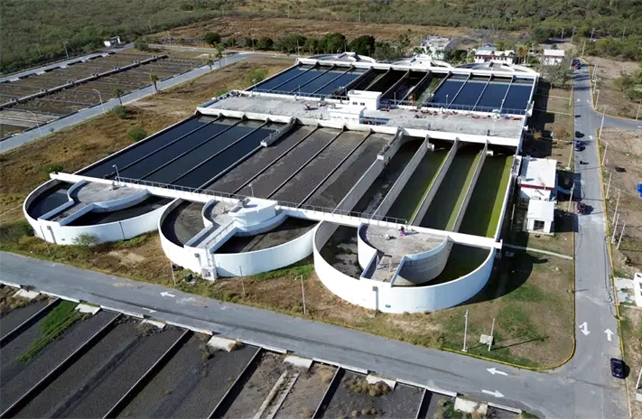 Vista superior del “filtro gigante” de Nuevo Laredo, mostrando los canales de sedimentación y los tanques blancos donde se limpia el drenaje antes de ir al Río Bravo.