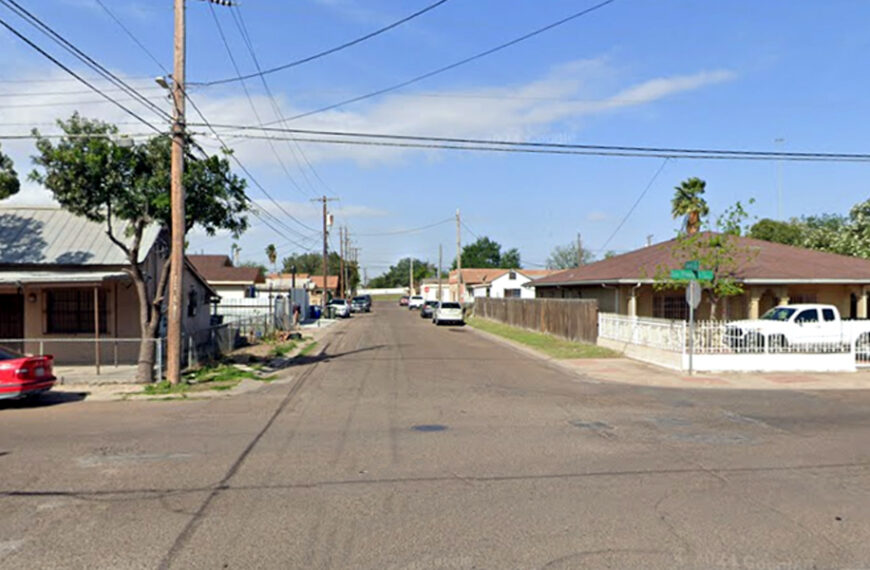 Vista de la cuadra 500 de la calle Garza en Laredo, Texas, con casas de una planta y vehículos estacionados a los lados de la calle en un día soleado.