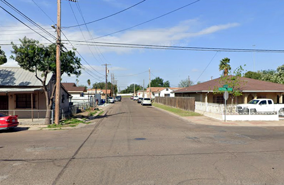Vista de la cuadra 500 de la calle Garza en Laredo, Texas, con casas de una planta y vehículos estacionados a los lados de la calle en un día soleado.