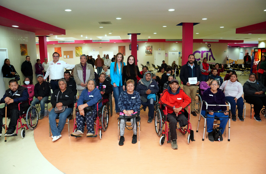 Autoridades del DIF Nuevo Laredo posan con personas adultas mayores y personas con discapacidad en sillas de ruedas durante la entrega de aparatos funcionales en el CRI