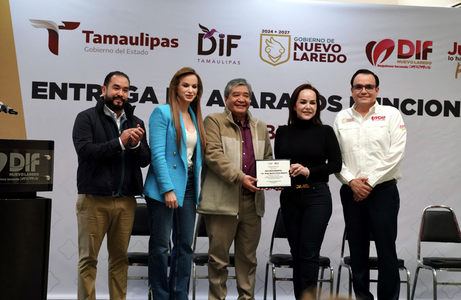 Representantes del Gobierno Municipal y del DIF Nuevo Laredo entregan un reconocimiento durante el evento de donacin de sillas de ruedas y aparatos funcionales