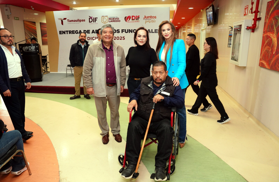 Hombre en silla de ruedas con bastn es acompaado por personal del DIF y del Gobierno Municipal durante la entrega de aparatos funcionales en Nuevo Laredo