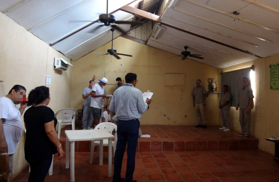 Personas privadas de la libertad ensayando una pastorela sobre el escenario del CEDES Nuevo Laredo junto a personal del rea educativa