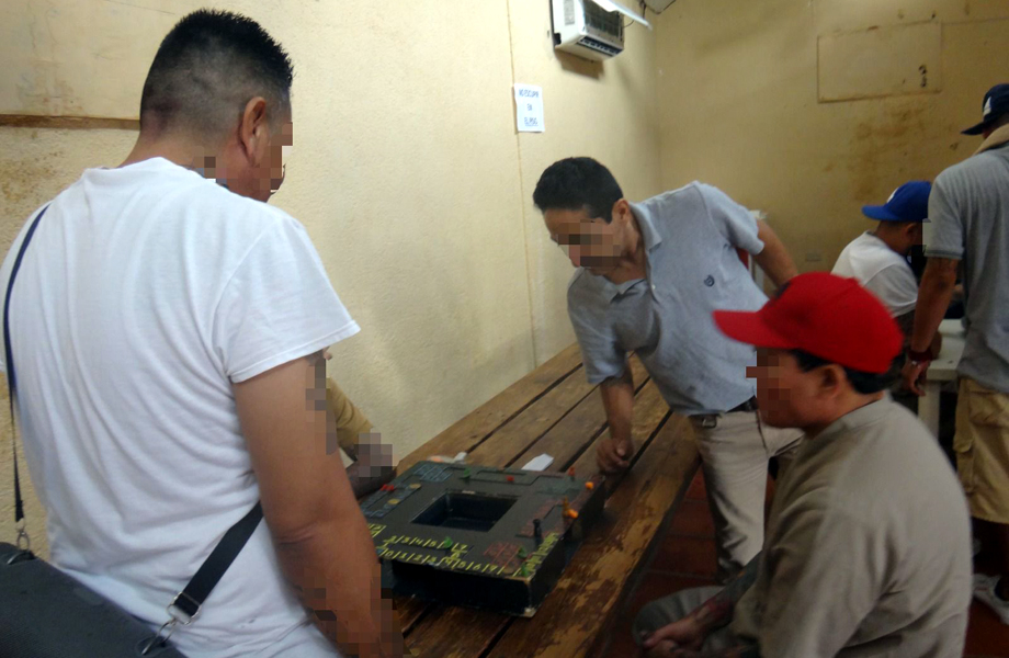 Internos del CEDES Nuevo Laredo concentrados alrededor de un tablero artesanal del juego de mesa poleana durante el torneo