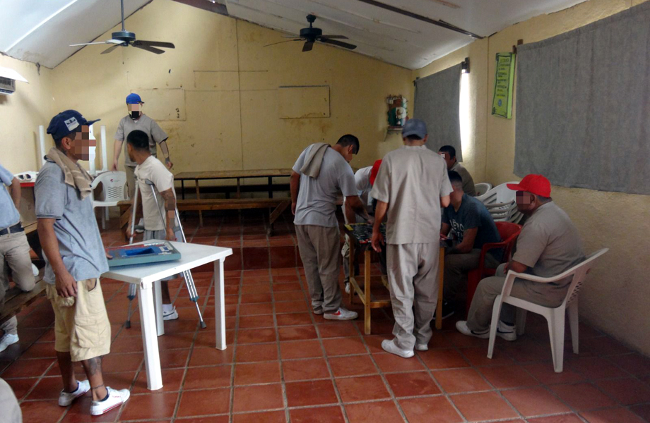 Vista general del saln del CEDES Nuevo Laredo donde varios reos participan en partidas de poleana y conviven en equipo