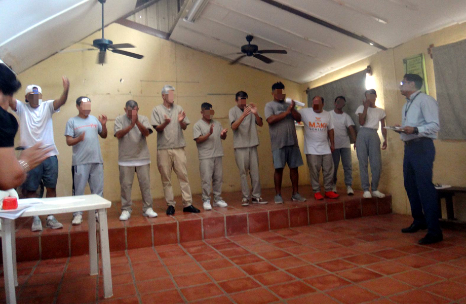 Finalistas del torneo de poleana formados en el escenario del CEDES Nuevo Laredo mientras reciben aplausos y reconocimiento