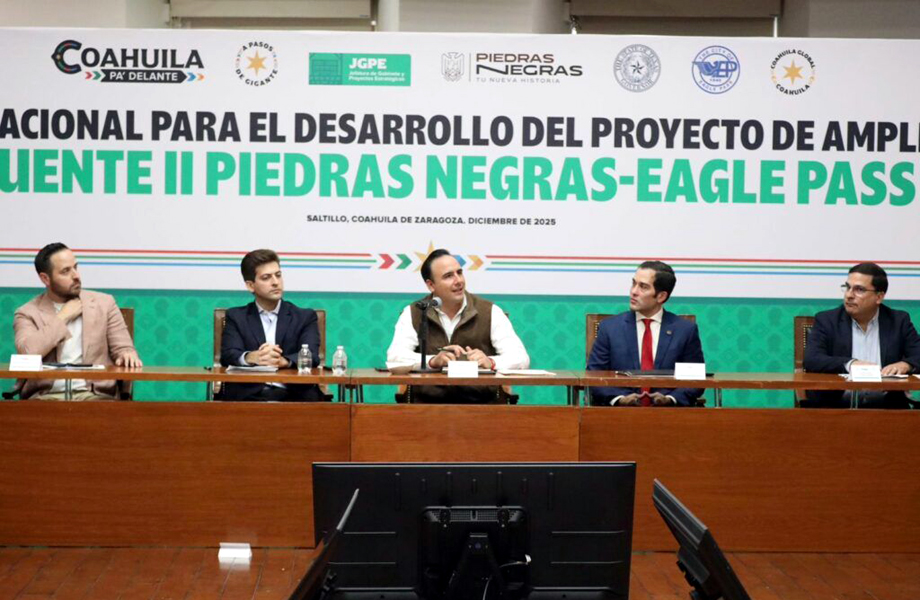 Gobernador de Coahuila Manolo Jimnez el Mayor de Eagle Pass Aarn Valds y el alcalde de Piedras Negras Jacobo Rodrguez durante la firma del acuerdo para ampliar el Puente Internacional II