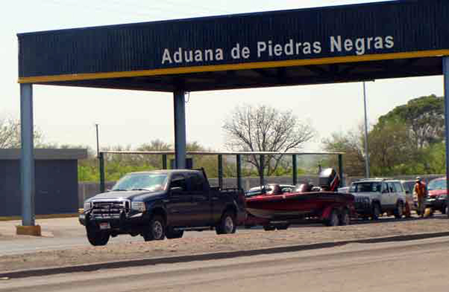 Filas de vehículos y tráileres en la aduana de Piedras Negras, Coahuila, acceso clave al Puente Internacional II hacia Eagle Pass.