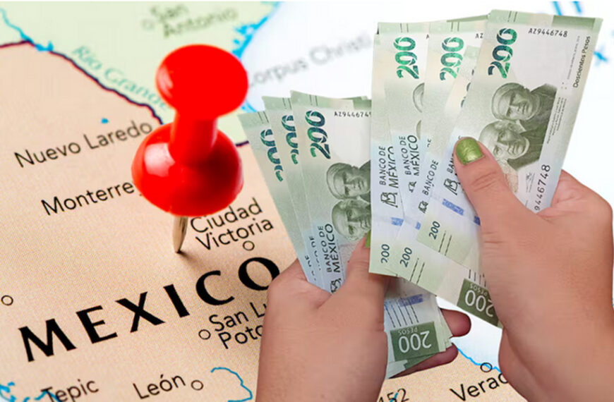 Mapa de México con un alfiler rojo sobre la región de Nuevo Laredo y manos contando billetes de 200 pesos, representando el aumento del salario mínimo en la frontera norte.