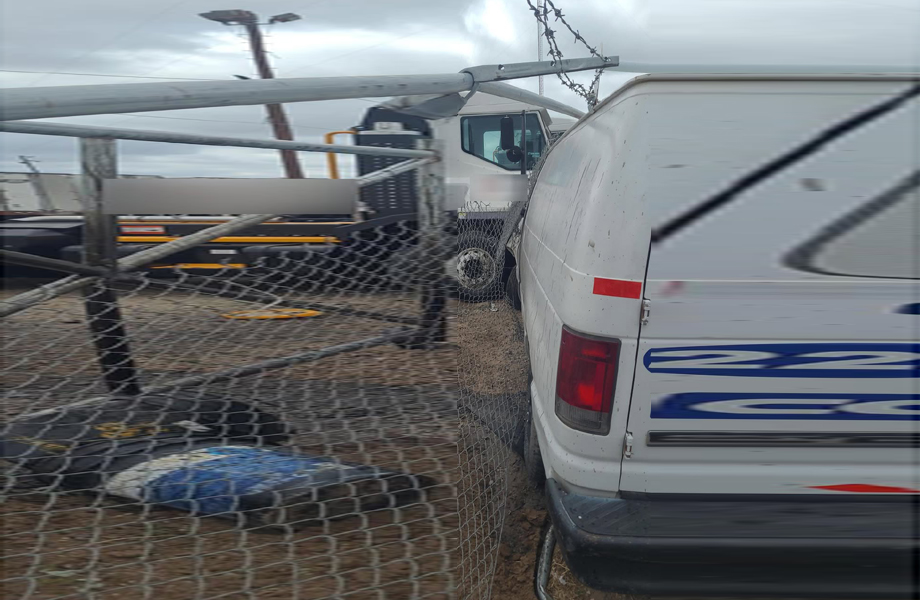 Camioneta blanca impactada contra una cerca metlica cada en la zona industrial de Las Minas en Laredo tras una persecucin policial