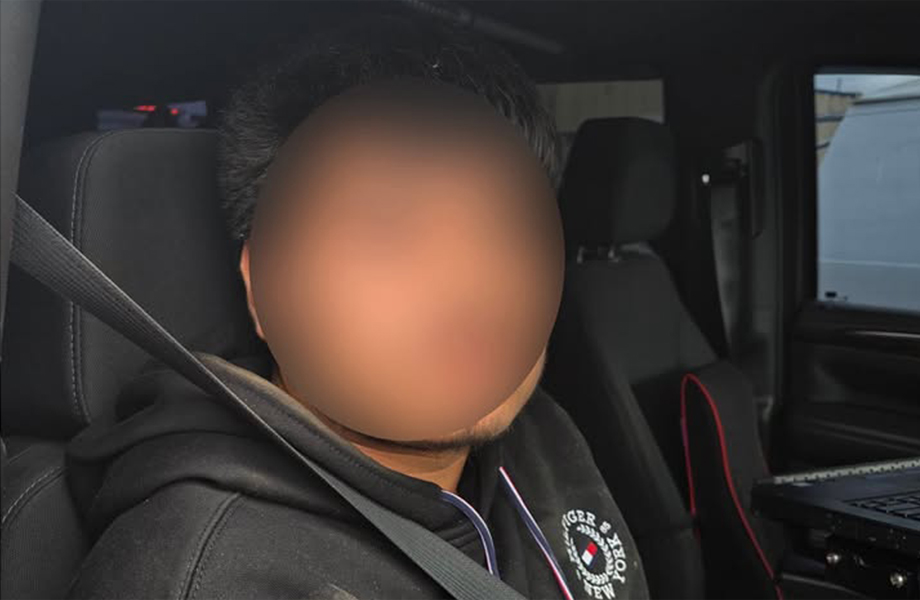 Presunto traficante detenido dentro de una patrulla con el rostro difuminado despus del operativo de Border Patrol y DPS en Las Minas Laredo