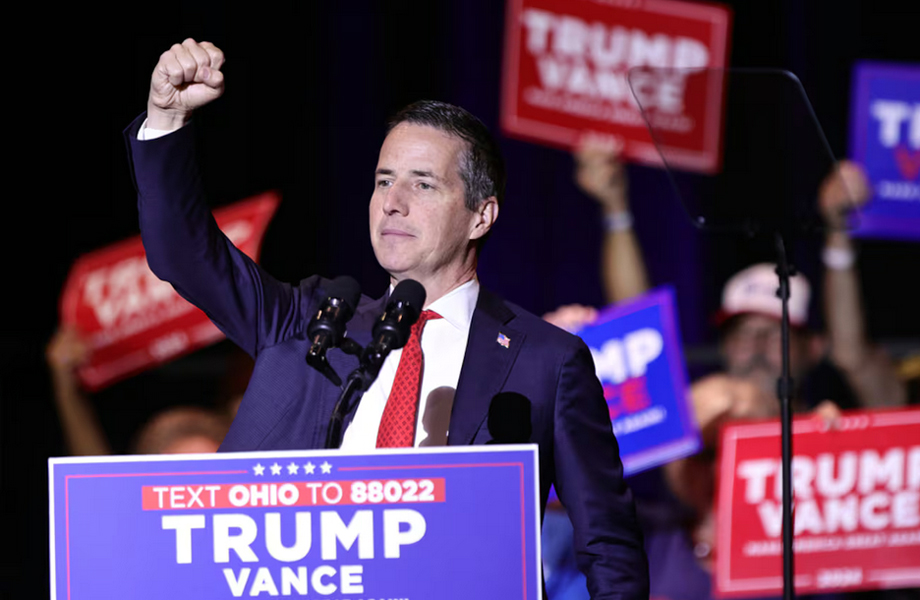 El republicano Bernie Moreno senador por Ohio y nacido en Colombia present la Exclusive Citizenship Act of 2025 una iniciativa que busca terminar con la doble ciudadana y establecer que los ciudadanos estadounidenses tengan lealtad nica y exclusiva a Estados Unidos